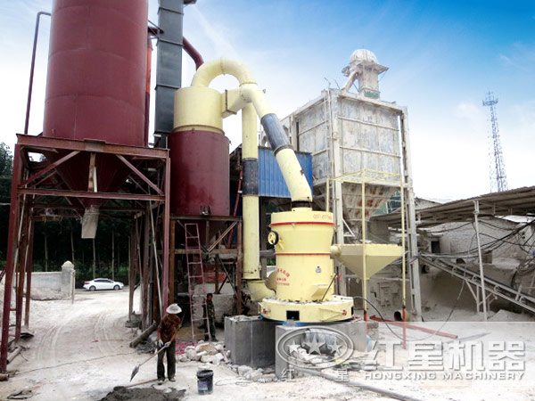 50-170吨/天伊利石雷蒙磨粉机在伊利石生产现场图